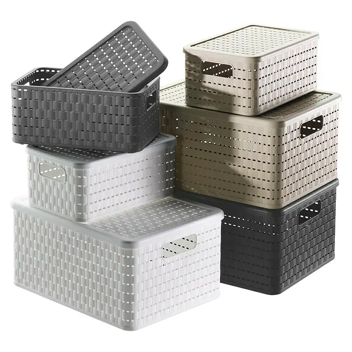 Rotho Allzweck-Korb Country A5 - L x B x H: 28 x 18,5 x 12,6 cm, Anthrazit, 6 l - Eine Anordnung verschiedener Größen von gewebten Aufbewahrungsboxen in Weiß, Grau und Beige, jeweils mit Deckel für stilvolle Ordnung.