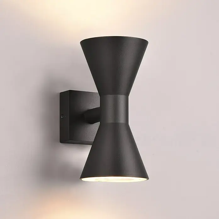 Trio Leuchten Außenwandleuchte ARDAS - 10 W, L x B x H: 15 x 10 x 20 cm, Schwarz, IP44 - Elegante schwarze Wandleuchte mit zwei konischen Lichtquellen. Modernes Design für stilvolle Innenräume.\n