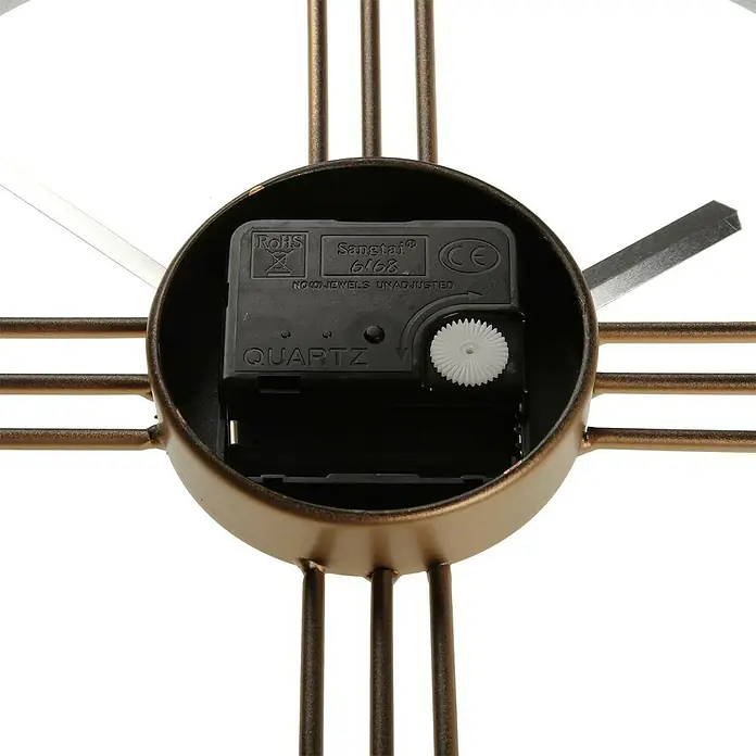 Versa Reloj de pared - Diámetro: 40 cm, Dorado/Blanco - Primer plano del mecanismo de un reloj de pared. El movimiento de cuarzo es visible, mostrando el modelo Sangtai 6168.