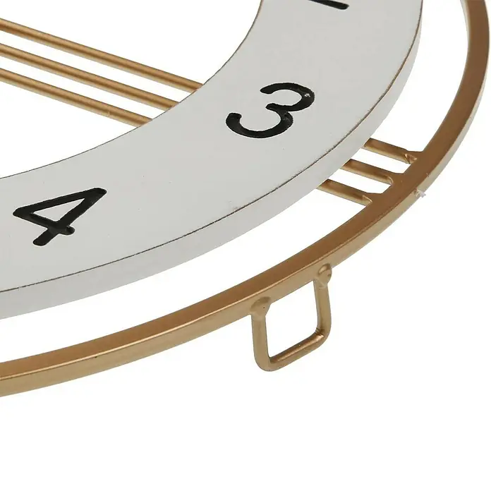 Versa Reloj de pared - Diámetro: 40 cm, Dorado/Blanco - Primer plano de un reloj de pared con esfera blanca, números negros y marco de metal dorado, que añade un toque elegante a cualquier habitación.