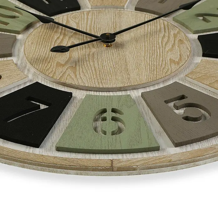 Versa Reloj de pared Madera 60 - Diámetro: 60 cm, Multicolor - Primer plano de un reloj de pared con números recortados de colores y agujas que indican la hora.