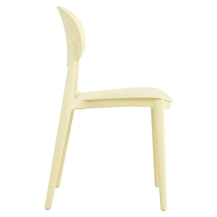 Silla de jardín Tatum - 46 x 50 x 80 cm, Beige, Polipropileno, Apilable - Silla de plástico color marfil con respaldo curvo y cuatro patas, sobre un fondo negro.