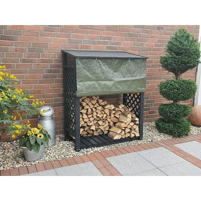 Promadino Kaminholzregal Speyer mit Wetterschutz - 120 x 68 x 148 cm, Anthrazit - Eine Lagerstätte für Brennholz aus dunklem Holz mit einer grünen Plane, die einen Teil des Holzes abdeckt, steht im Freien.