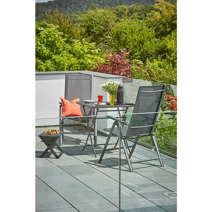 Grillstar Holzkohlegrill - Grillfläche (B x T): 44 x 29 cm, Schwarz - Gartenmöbelset mit Tisch, Stühlen und Hocker auf einer Terrasse mit üppigem Grün im Hintergrund. Ideal für entspannte Stunden im Freien.