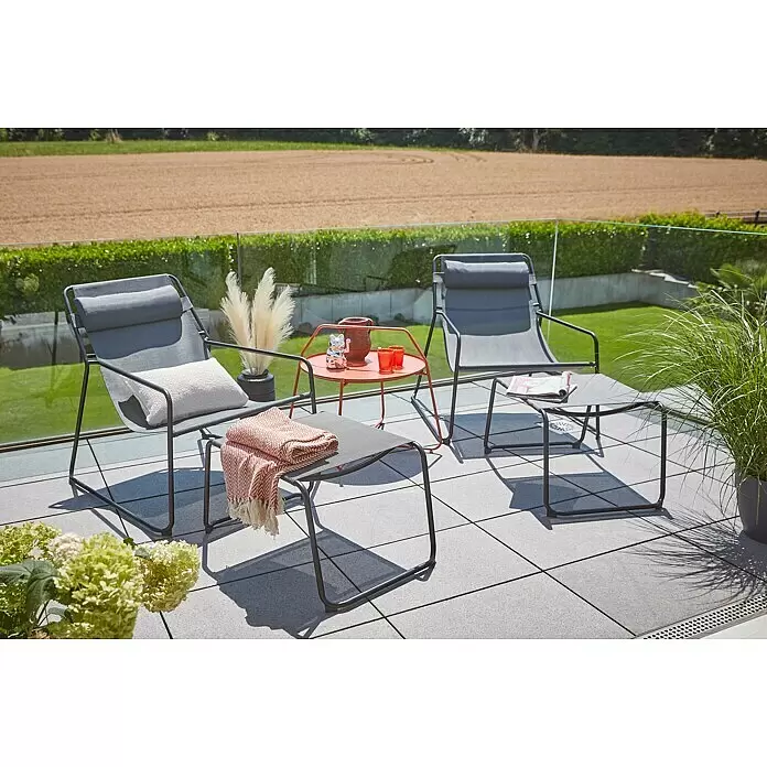 Sunfun Melina Garten-Loungesessel - Stahl/Textilene, Anthrazit, B x T x H: 87,5 x 91,5 x 85,5 cm - Zwei graue Outdoor-Loungesessel mit passendem Ottoman und einem Terrakotta-Beistelltisch auf einer Terrasse.