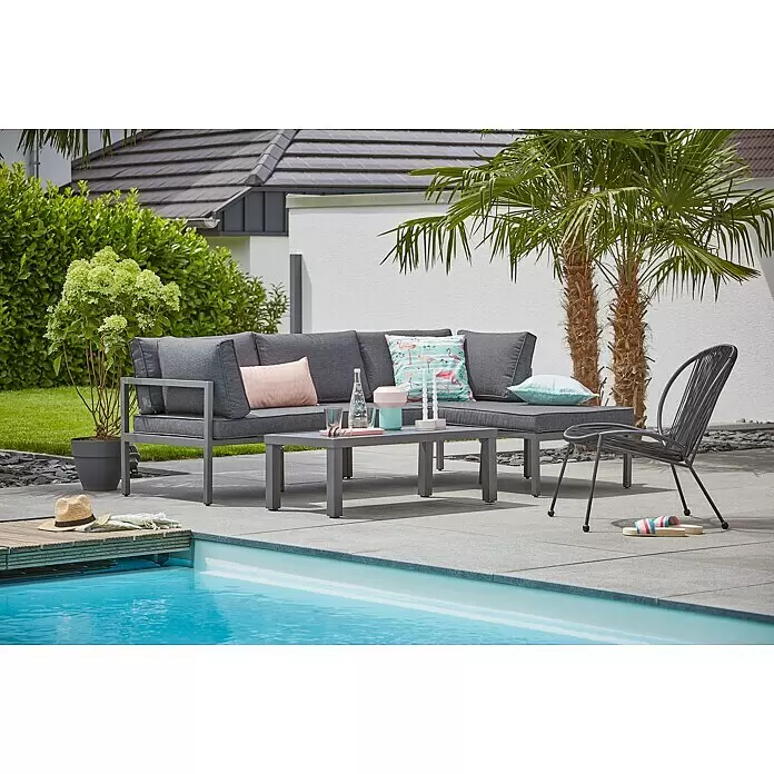 Sunfun Maja Loungemöbel-Set - 3 -tlg., Aluminium/Polyesterfaser, Anthrazit - Eine dunkelgraue Outdoor-Loungegruppe mit modularem Sofa, Couchtisch und Stuhl auf einer Terrasse am Pool.
