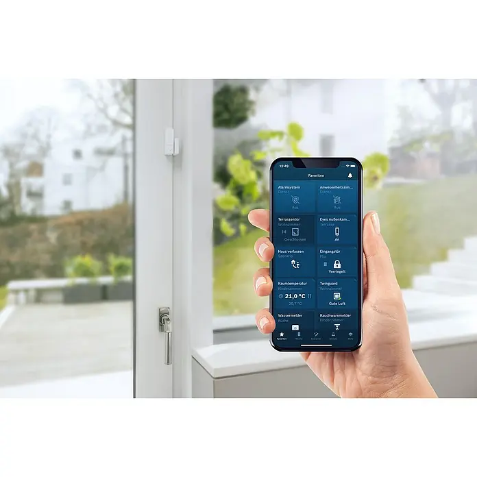 Bosch Smart Home Funk-Fensterkontakt II Plus - Weiß, Batteriebetrieben, 23 x 22 x 75 mm, 2 Stk. - Smart Home System: App-Ansicht mit Hausautomationssteuerung und Fenstersensor im Hintergrund.