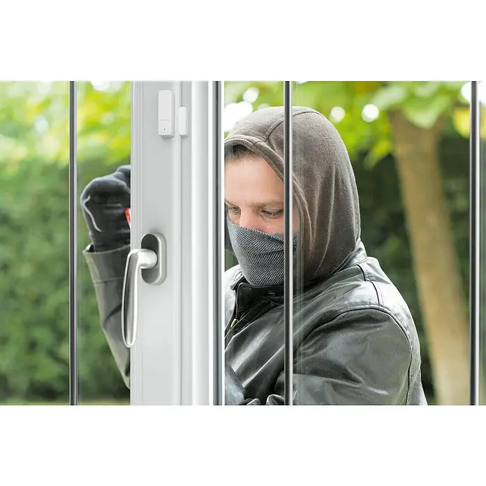 Bosch Smart Home Funk-Fensterkontakt II Plus - Weiß, Batteriebetrieben, 23 x 22 x 75 mm, 2 Stk. - Einbrecher versucht, ein Fenster mit einem Home Security System zu öffnen.