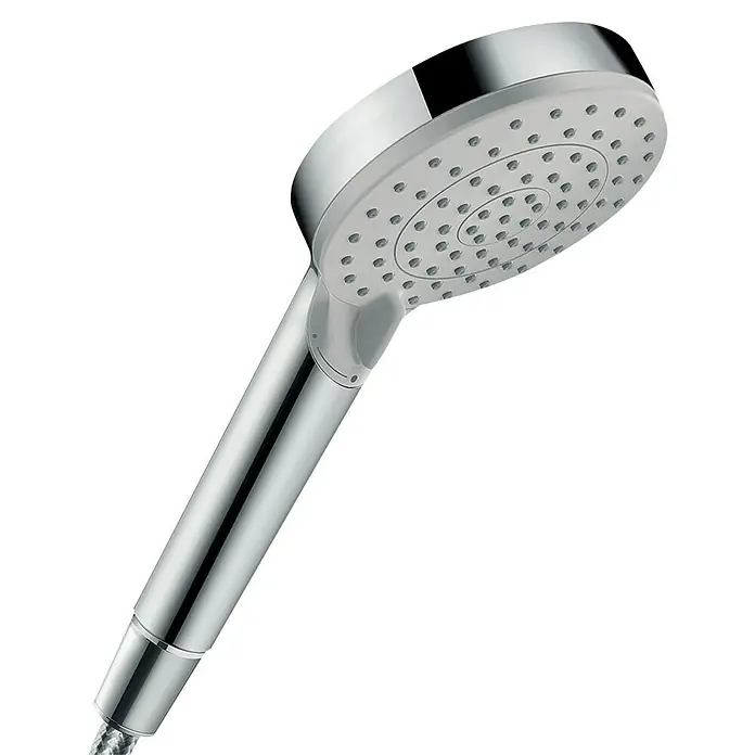 Hansgrohe Vernis Blend Kopfbrause Vario Green - Durchmesser Handbrause: 100 cm, 5,4 l/min, Chrom - Nahaufnahme eines verchromten Handbrausekopfes mit runden Löchern für einen gleichmäßigen Wasserfluss für ein entspannendes Duscherlebnis.