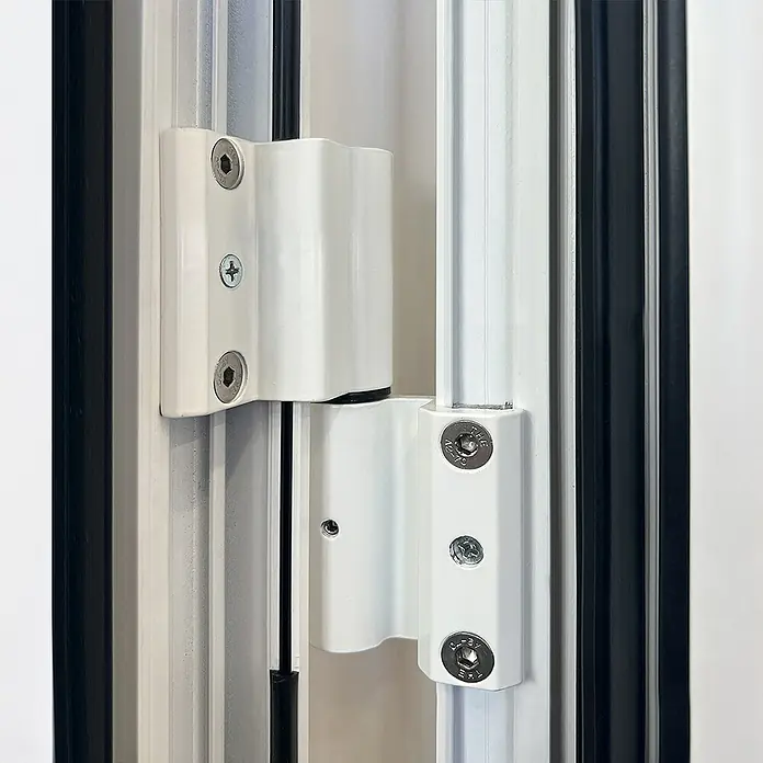Solid Elements Mehrzwecktür KA-03 - 100 x 200 cm, DIN Anschlag: Rechts - Detailansicht eines weißen Türscharniers an einem Rahmen, befestigt mit Schrauben, das Design und die Funktionalität hervorhebt.