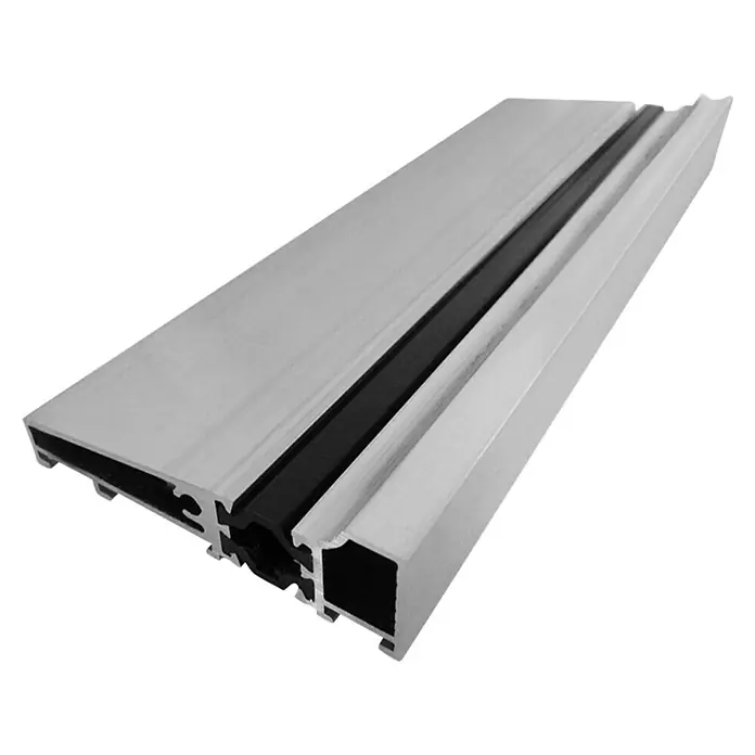 Solid Elements Mehrzwecktür KA-03 - 100 x 200 cm, DIN Anschlag: Rechts - Nahaufnahme eines Aluminiumprofils mit schwarzem Dichtungsmaterial, das für Fenster- und Türkonstruktionen verwendet wird.