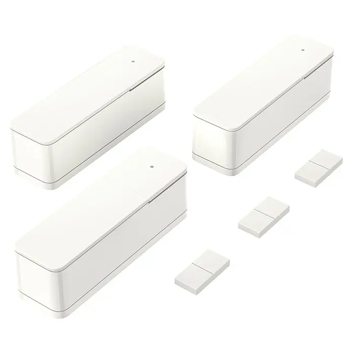 Bosch Smart Home Funk-Fensterkontakt II - Weiß, Batteriebetrieben, 23 x 22 x 75 mm, 3 Stk. - Drei weiße Smart Home Sensoren und drei dazugehörige Fernbedienungen auf schwarzem Hintergrund.