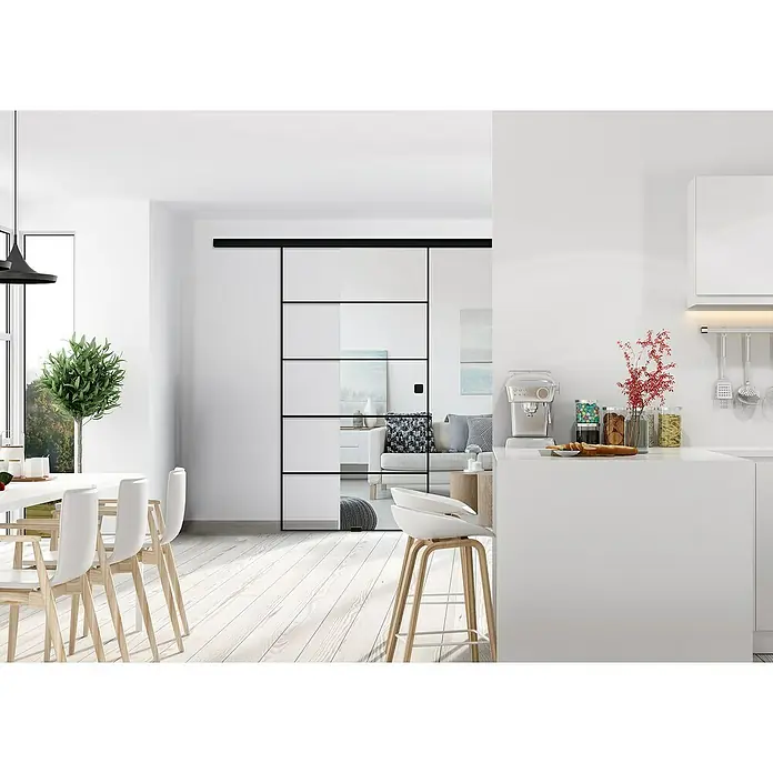 Diamond Doors Black Edition Schiebetür-Komplettset Lines935 x 2.058 mm, Klarglas - Ein helles, modernes Interieur mit Fokus auf einer eleganten Schiebetür mit schwarzem Rahmen, die Wohn- und Essbereich stilvoll trennt.