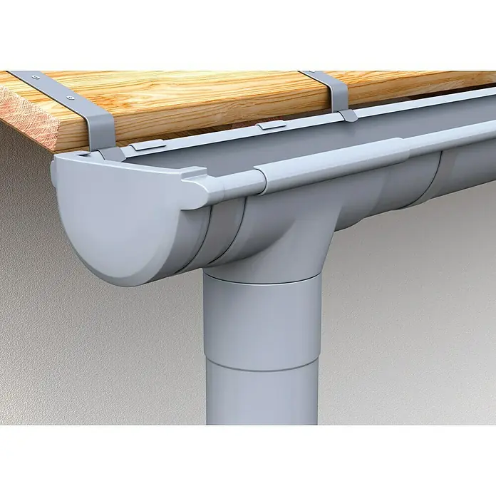 FunkeGruppe Rinnenendstück - Nennweite: 100 mm, Kunststoff, Grau - Nahaufnahme einer grauen Dachrinne aus Kunststoff, die an einem Holzdach befestigt ist und Regenwasser ableitet.