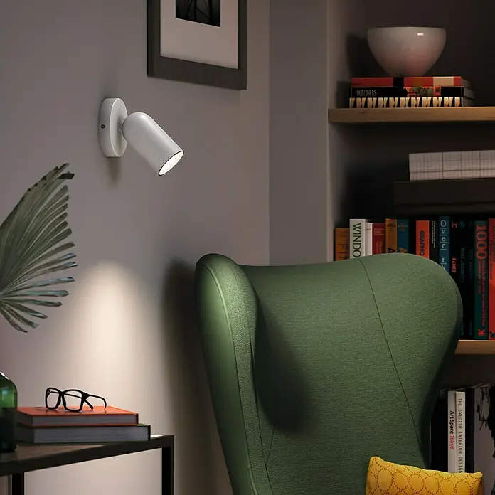 Philips Foco de pared Pongee - 10 W, L x An x Al: 8,2 x 13,8 x 10 cm, Blanco, GU10 - Un primer plano de una moderna lámpara de pared blanca, que proyecta una luz cálida sobre un interior elegante.