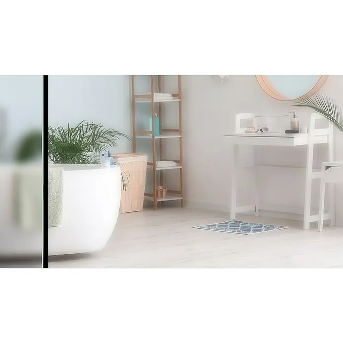 Diamond Doors Black Edition Glasschiebetür Edge - 935 x 2.058 mm, Einscheibensicherheitsglas (ESG), Klarglas - Badezimmer-Interieur mit einer freistehenden Badewanne, einem Holzregal und einem weißen Waschtisch mit Spiegel, das eine entspannende Atmosphäre schafft.