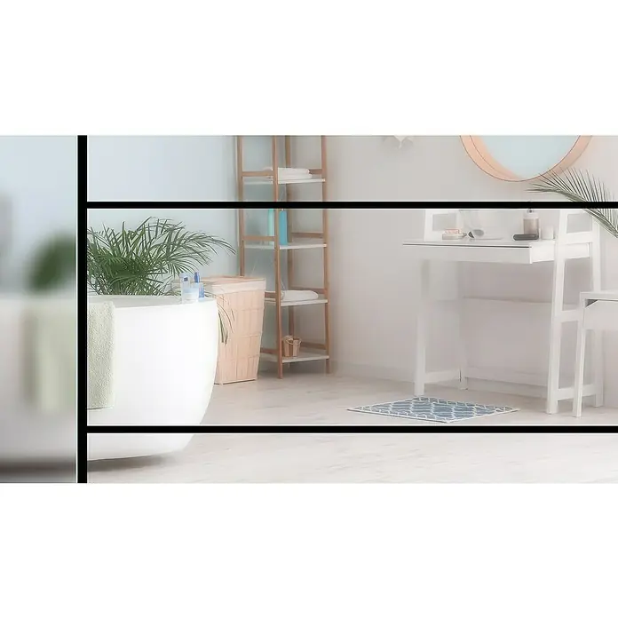 Diamond Doors Black Edition Glasschiebetür Lines - 935 x 2.058 mm, Einscheibensicherheitsglas (ESG), Klarglas - Badezimmeransicht mit Badewanne, Regal und weißem Waschtisch unter einem runden Spiegel mit grüner Pflanze.