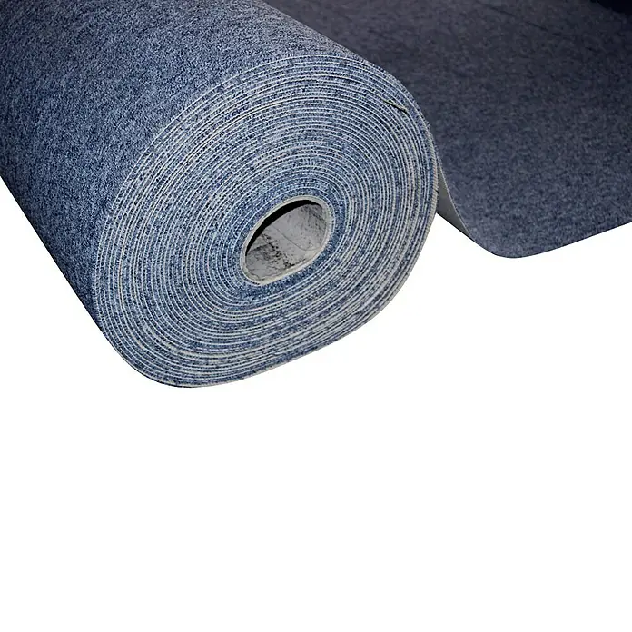 Moqueta a metros Forza - Ancho: 200 cm, 100 % polipropileno, Azul Marino - Un rollo de moqueta con tonalidades azules y una textura visible, ideal para suelos y proyectos de diseño de interiores.