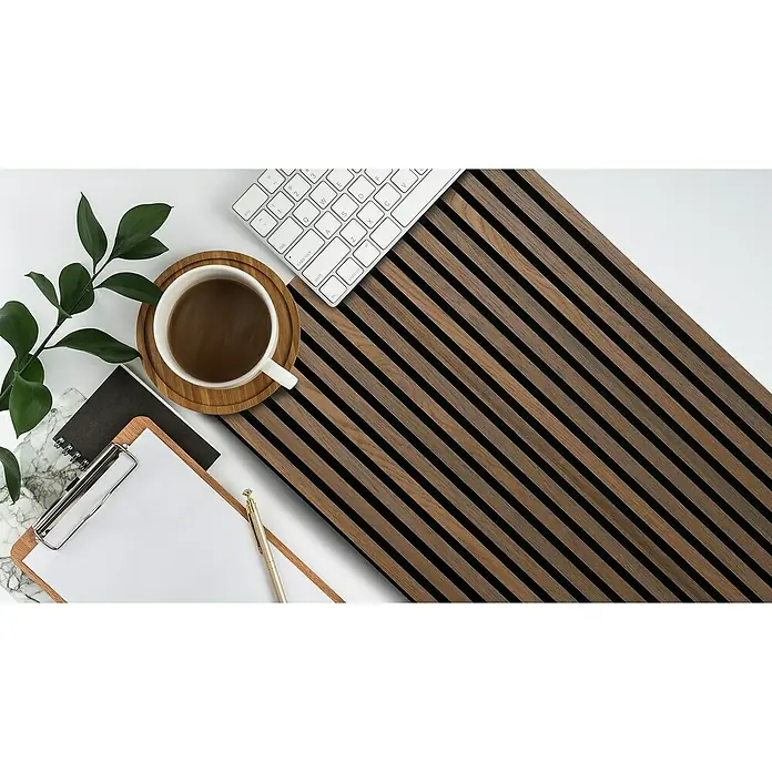 FibroTech Akustikpaneel Proff - Oiled Oak, L x B x S: 3.000 x 605 x 22 mm - Nahaufnahme eines Schreibtisches mit Tastatur, Kaffee, Notizblock und Stift, perfekt für kreative Arbeitsumgebungen.