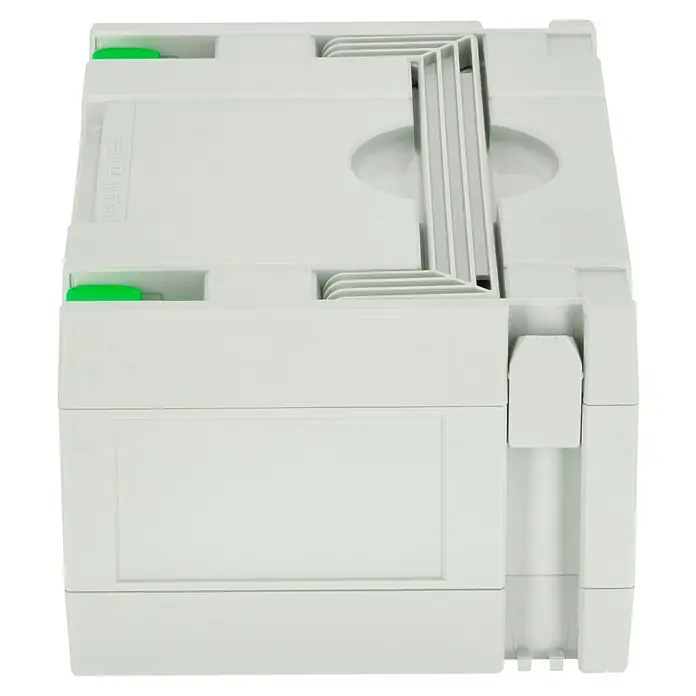 Festool Kleinteilemagazin Sortainer SYS 3-Sort/4 - Anzahl Schubladen: 4 Stk., 29,5 x 39,5 x 21 cm - Die Nahaufnahme zeigt einen Systainer Werkzeugkoffer mit grünen Verschlüssen, ideal für die Aufbewahrung und den Transport von Werkzeugen.