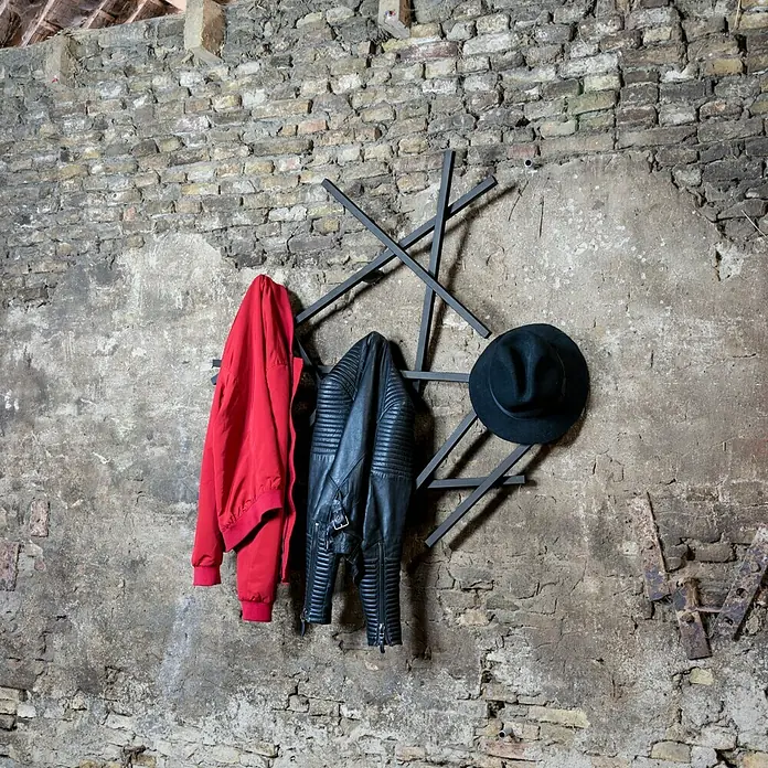Spinder Design Garderobenleiste Matches XS - L x B x H: 10 x 79 x 79 cm - Stilvolle Garderobe mit Jacken und Hut an einer Wand montiert, modernes Design für Eingangsbereiche oder Wohnräume.