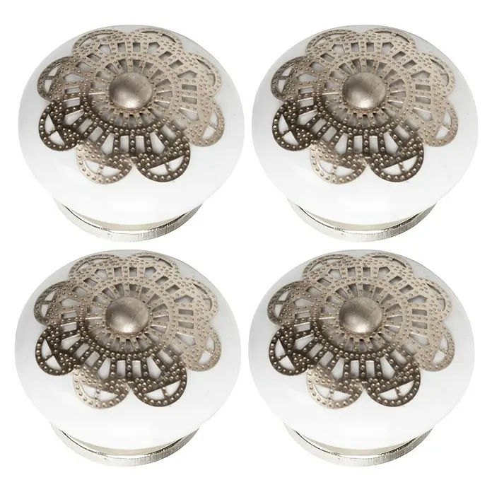 Möbelknopf-Set - 4 Stk., Typ Möbelgriff: Knopf, Ø x H: 38 x 29 mm, Porzellan, Weiß, Silber - Nahaufnahme von vier weißen Keramik-Möbelknöpfen mit filigranem silberfarbenem Dekor.