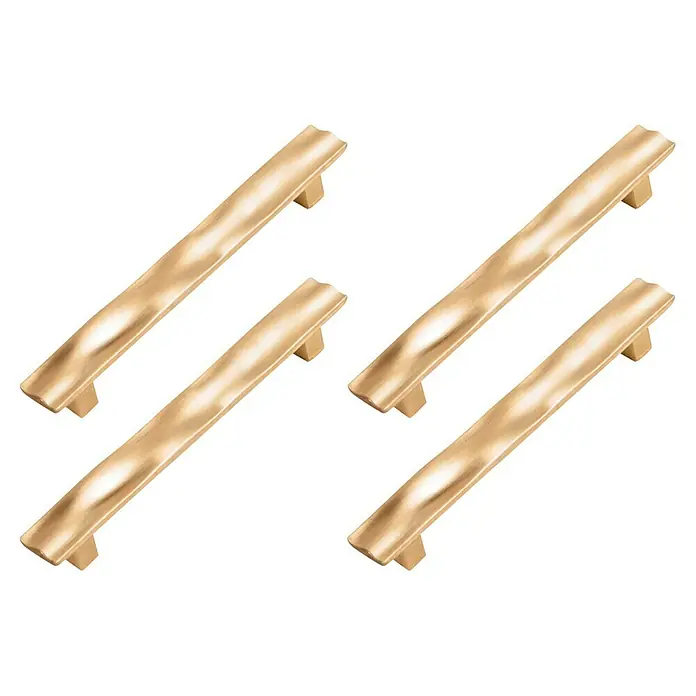 Möbelgriff-Set - 4 Stk., Typ Möbelgriff: Stange, L x B x H: 129 x 20 x 23 mm, Sonstige, Vergoldet, Gold, Messing - Eine Nahaufnahme von vier goldenen, gewundenen Schrankgriffen auf einem schwarzen Hintergrund.
