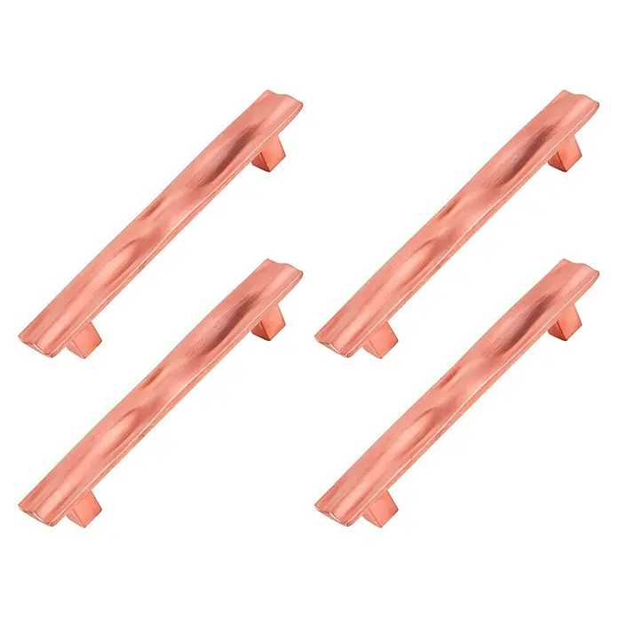 Möbelgriff-Set - 4 Stk., Typ Möbelgriff: Stange, L x B x H: 129 x 20 x 23 mm, Sonstige, Vergoldet, Roségold - Eine Nahaufnahme von vier stilvollen, roségoldenen Schrankgriffen mit einer wellenförmigen Textur, die auf einem schwarzen Hintergrund angeordnet sind.