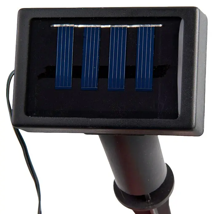 Guirnalda luminosa solar - Largo: 6,4 mm, LED - Primer plano de una lámpara solar negra con cuatro celdas solares azules, que convierten la luz solar en energía para la iluminación.