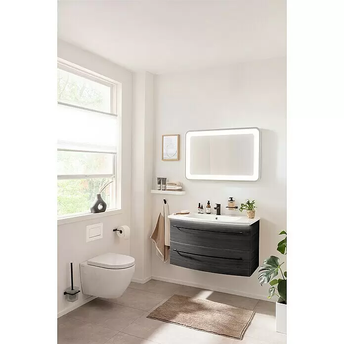 Camargue Swing K Badmöbel-Set AA1 - Gesamtbreite Badmöbel: 90 cm, Dark Oak, Matt, 4 -tlg. - Modernes Badezimmer mit einer weißen Wandtoilette und einem dunkelgrauen Waschtischunterschrank mit weißem Waschbecken, beleuchtet von einem Spiegelschrank.