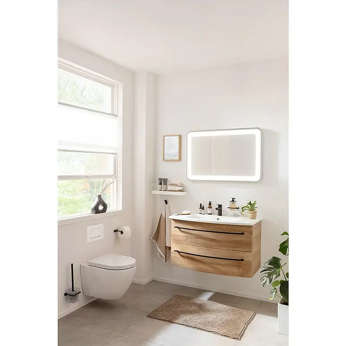 Camargue Swing K Badmöbel-Set AC3 - Gesamtbreite Badmöbel: 90 cm, Berg Eiche, Matt, 3 -tlg. - Ein modernes Badezimmer mit einem Unterschrank aus hellem Holz und einem beleuchteten Spiegel.