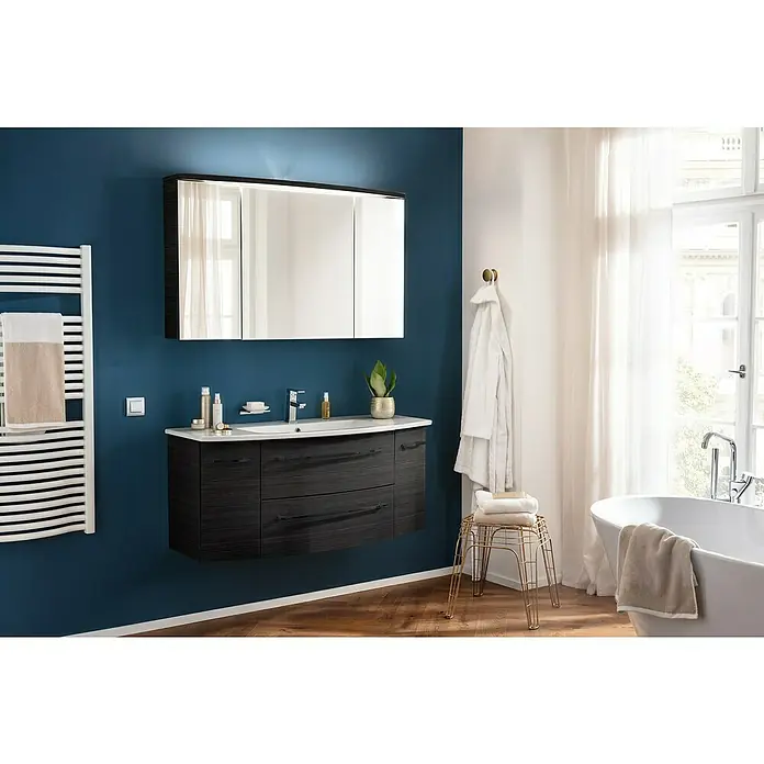 Camargue Swing K Badmöbel-Set BD1 - Gesamtbreite Badmöbel: 120 cm, Dark Oak, Matt, 3 -tlg. - Badezimmer-Interieur mit einem modernen Waschtischunterschrank in Holzoptik, einem Spiegelschrank und einer weißen Badewanne für ein stilvolles Ambiente.