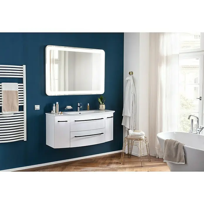 Camargue Swing K Badmöbel-Set AE2 - Gesamtbreite Badmöbel: 120 cm, Weiß, Glänzend, 4 -tlg. - Das moderne Badezimmer verfügt über einen weißen Waschtisch mit LED-beleuchtetem Spiegel, der das stilvolle Design hervorhebt.