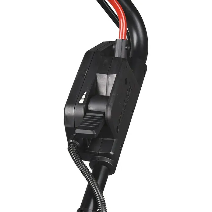 Makita LXT 18V Akku-Rasenmäher DLM539PT2 - 36 V, 2 Akkus, 5 Ah, Schnittbreite: 53,4 cm - Detailaufnahme eines schwarzen Makita-Geräts mit rotem Kabel, das einen Schalter und eine Steuerung zeigt.