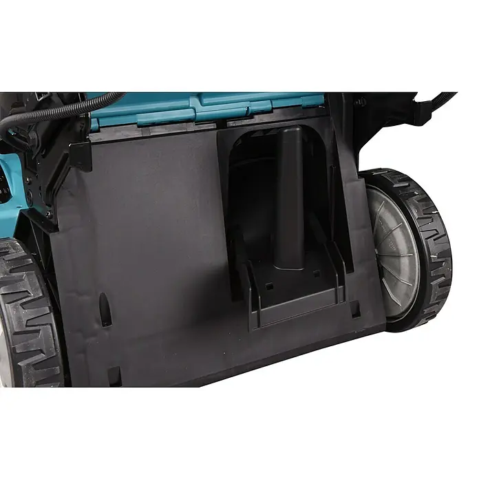 Makita LXT 18V Akku-Rasenmäher DLM539PT2 - 36 V, 2 Akkus, 5 Ah, Schnittbreite: 53,4 cm - Detailansicht eines Rasenmähers, der die Unterseite mit Rädern und einem schwarzen Gehäuse zeigt.