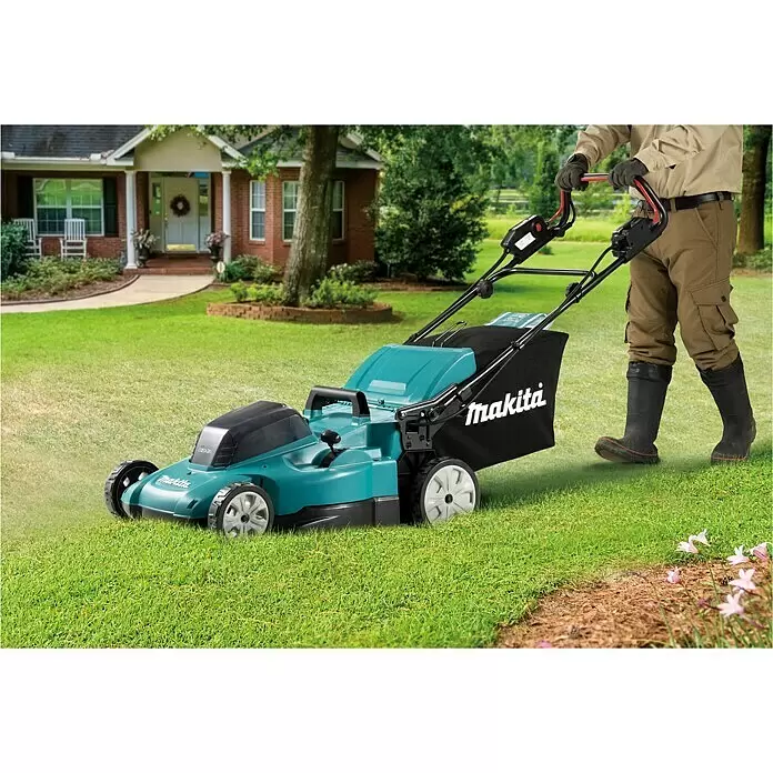 Makita LXT 18V Akku-Rasenmäher DLM539PT2 - 36 V, 2 Akkus, 5 Ah, Schnittbreite: 53,4 cm - Anwendungsbeispiel