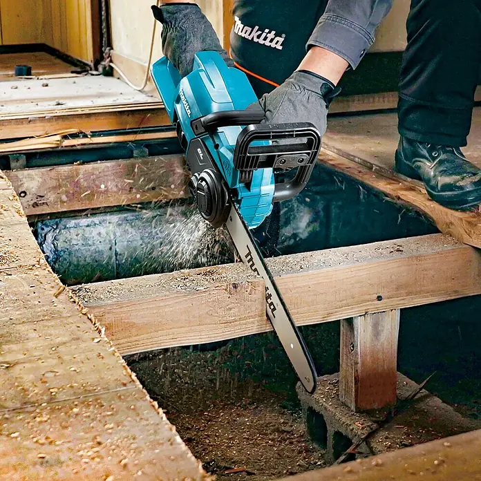 Makita LXT 18V Akku-Kettensäge DUC307 - 18 V, Li-Ionen, Ohne Akku, Schwertlänge: 30 cm - Nahaufnahme einer Makita Akku-Kettensäge in Aktion, die ein Holzbrett durchtrennt. Professionelles Werkzeug für den Baustellen-Einsatz.