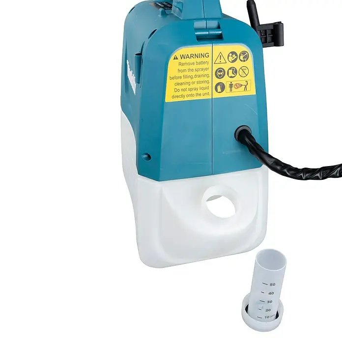 Makita LXT 18V Akku-Sprühgerät DUS054Z - 18 V, Ohne Akku, 1,5 bar - 3 bar - Detailaufnahme eines Makita Sprühgeräts mit Warnhinweisen und einem Messbecher, ideal für präzise Dosierung.