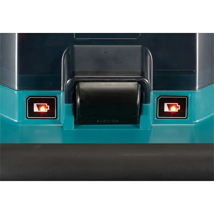 Makita LXT 18V Akku-Rasenmäher DLM539PT2 - 36 V, 2 Akkus, 5 Ah, Schnittbreite: 53,4 cm - Nahaufnahme eines Akkustaubsaugers mit Akkuanzeige, die einen niedrigen Ladestand signalisiert. Das Gerät ist in Türkis gehalten und hat ein schwarzes Detail.