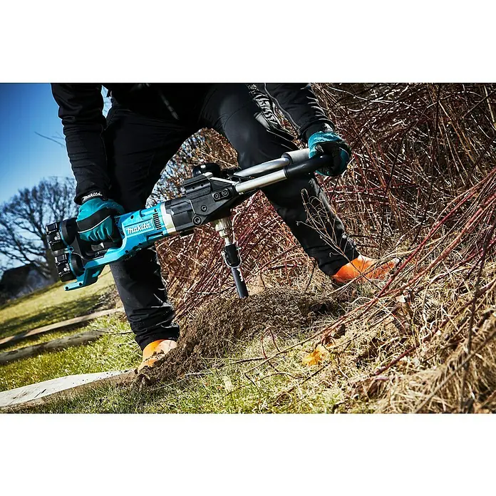 Makita LXT 18V Akku-Erdbohrer DDG460ZX7 - 36 V, Li-Ionen, Ohne Akku - Ein Mann bedient einen Makita-Erdbohrer im Freien, um präzise Löcher für Bau- oder Gartenprojekte zu bohren.