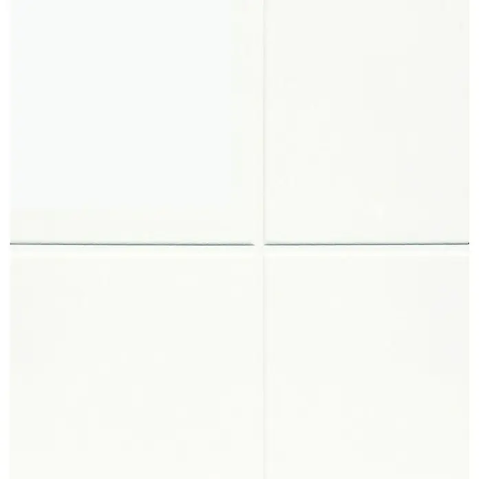 Kilsgaard Zimmertür 15/02 - 735 x 1.985 mm, DIN Anschlag: Rechts, Weiß lackiert, ähnlich RAL 9010, Röhrenspan - Nahaufnahme von vier weißen Keramikfliesen mit grauen Fugen, ideal für moderne Badezimmer und Küchen.