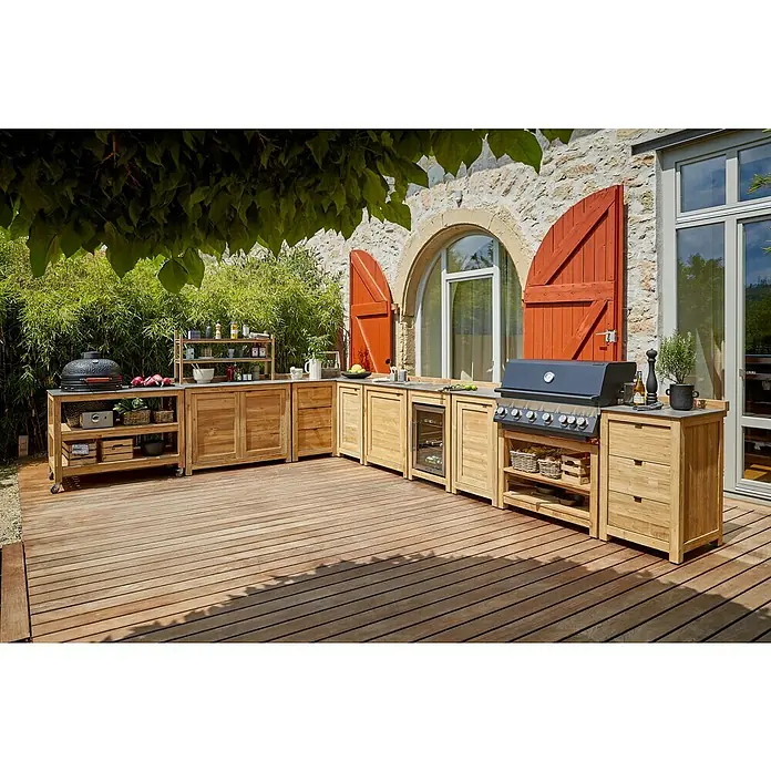Sunfun Zoe Outdoorküchen-Modul Waschbecken - Braun, B x T x H: 80 x 63 x 96,7 cm, Teakholz - Diese Aufnahme zeigt eine vielseitige Außenküche aus Holz mit Grill, Spüle und Stauraum, ideal für kulinarische Erlebnisse im Freien.