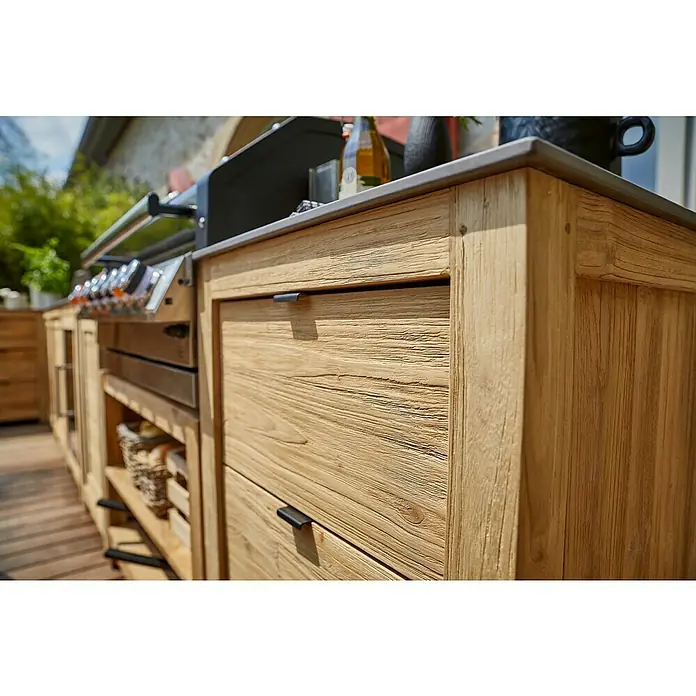 Sunfun Zoe Outdoorküchen-Modul Schubladenschrank - Braun, B x T x H: 58 x 63 x 92 cm, Teakholz - Nahaufnahme einer Outdoor-Küche aus Holz mit Grill und Schubladen.‎