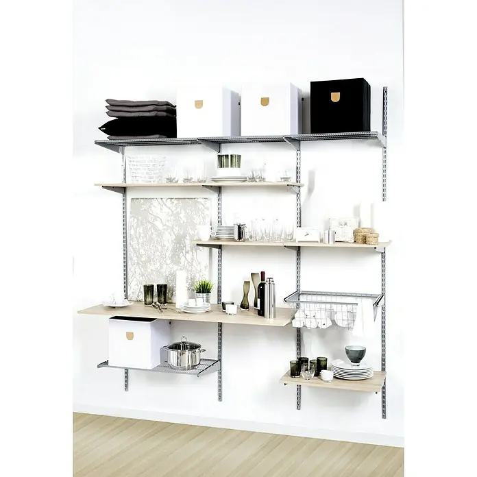 Phönix Regal-Set Staxx Garage - L x B x H: 62 x 65 x 223,6 cm, Eiche/Silber - Das Bild zeigt ein modulares Regalsystem mit verschiedenen Gegenständen wie Geschirr, Gläser und Aufbewahrungsboxen vor einer weißen Wand.