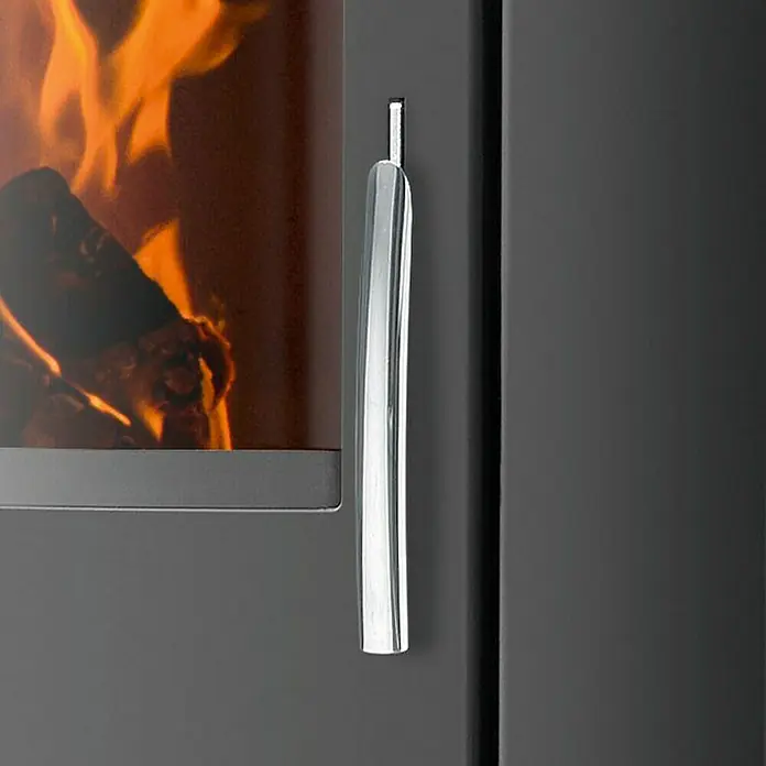 Justus Kaminofen Agero W+ - 7 kW, Raumheizvermögen: 144 m³, Material Verkleidung: Stahl, Schwarz - Nahaufnahme eines modernen Kaminofens mit elegantem Griff und sichtbarem Flammenspiel, das Wärme und Stil vereint.
