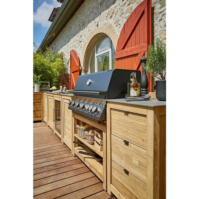 Sunfun Zoe Módulo de cocina exterior Armario con cajones - Marrón, An x Pr x Al: 58 x 63 x 92 cm, Madera de teca - Cocina exterior con parrilla, fregadero y encimeras de madera. La cocina tiene varios cajones y compartimentos para almacenamiento.