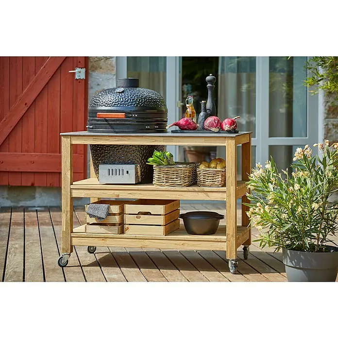 Sunfun Zoe Outdoorküchen-Modul Kamado - Braun, B x T x H: 120 x 71,5 x 89 cm, Teakholz - Nahaufnahme eines Kamado-Grills auf einem Holzwagen mit Zutaten und Utensilien für das Grillen im Freien.