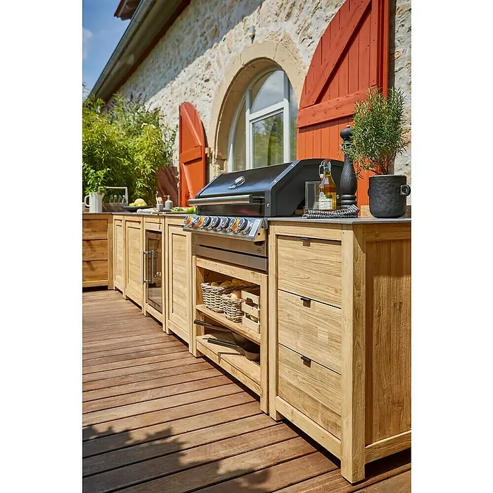 Sunfun Zoe Outdoorküche Grill-Unterschrank - Braun, B x T x H: 93 x 57,5 x 66 cm, Teakholz - Nahaufnahme einer eleganten Outdoor-Küche mit Grill und Holzschränken auf einer Holzterrasse.