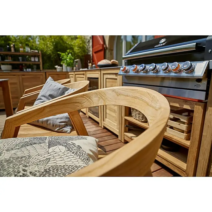 Sunfun Zoe Gartensessel - Teak, Naturfarben, B x T x H: 58 x 60 x 78 cm - Bequemer Teakholzstuhl mit Kissen und ein moderner Grill in einer stilvollen Außenküche.