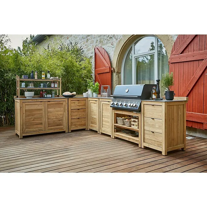Sunfun Zoe Módulo de cocina exterior Armario con cajones - Marrón, An x Pr x Al: 58 x 63 x 92 cm, Madera de teca - Una cocina moderna al aire libre con parrilla, gabinetes de almacenamiento de madera y encimeras en una terraza.
